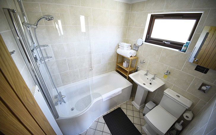 En suite bathrooms are available in our rooms at Loch Aluinn bed and breakfast accommodation