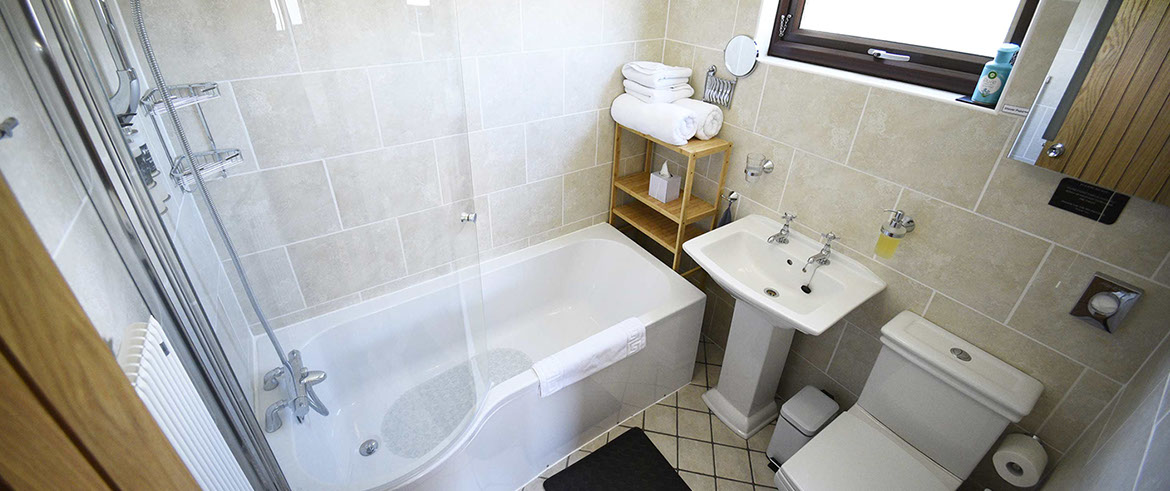 En suite bathroom at Loch Aluinn bed and breakfast accommodation