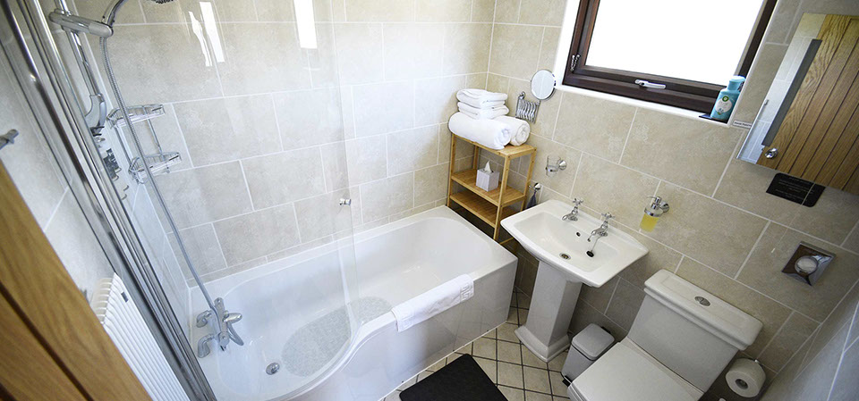 En suite bathroom at Loch Aluinn bed and breakfast accommodation