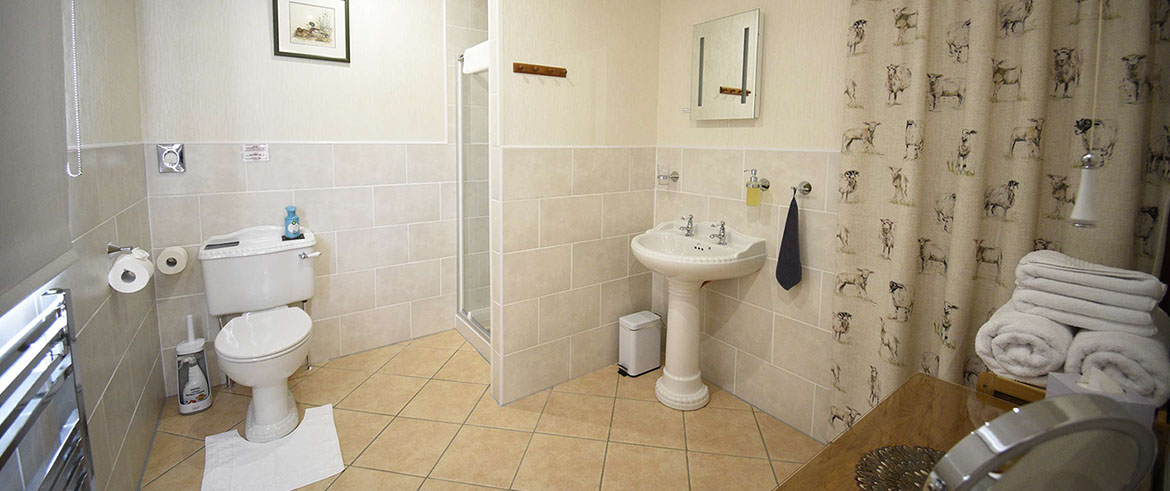 Four Poster bed and breakfast accommodation at Loch Aluinn in Sconser