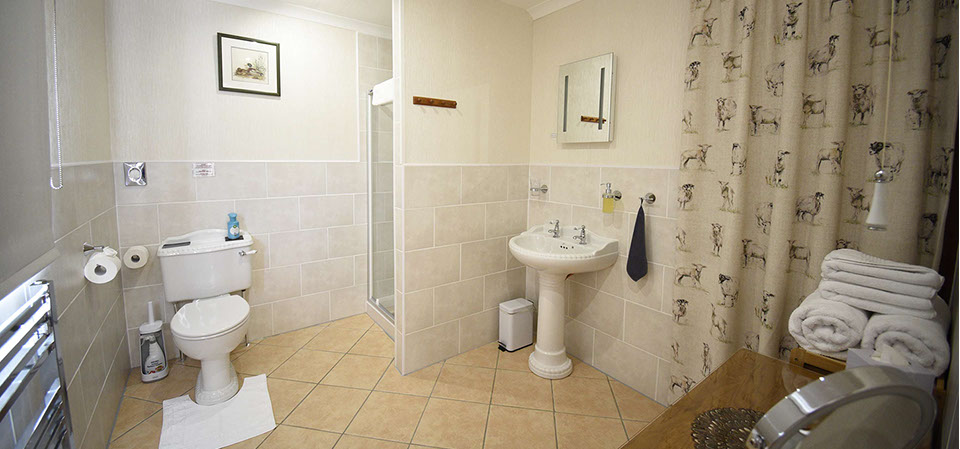 Four Poster bed and breakfast accommodation at Loch Aluinn in Sconser