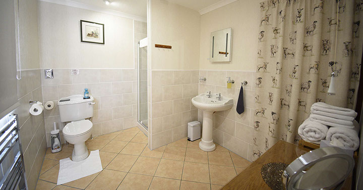 Four Poster bed and breakfast accommodation at Loch Aluinn in Sconser