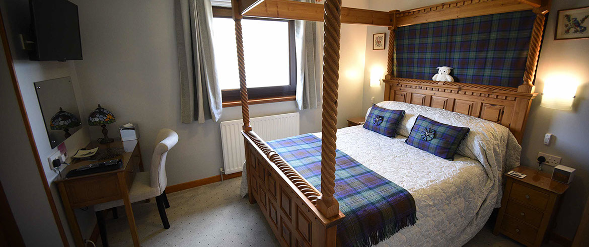 Four Poster Bed accommodation at bed and breakfast Loch Aluinn in Sconser
