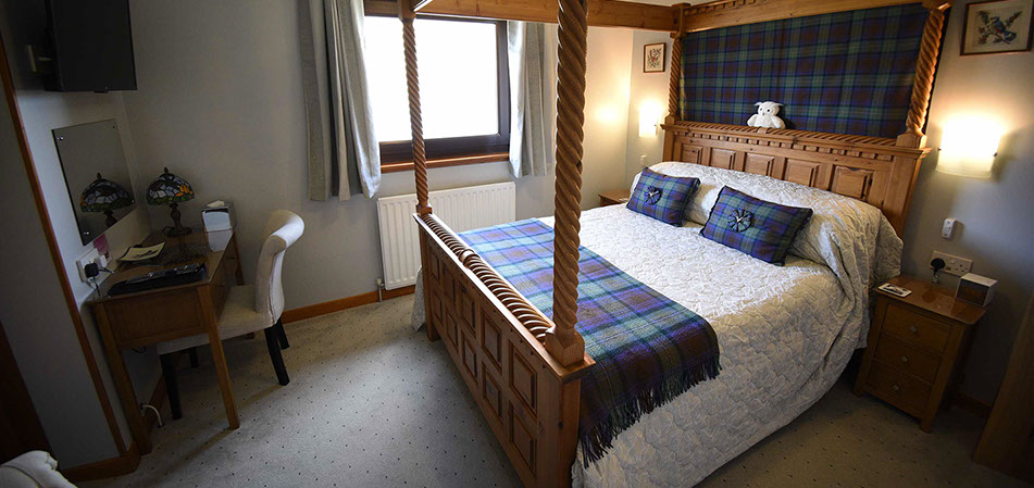 Four Poster Bed accommodation at bed and breakfast Loch Aluinn in Sconser