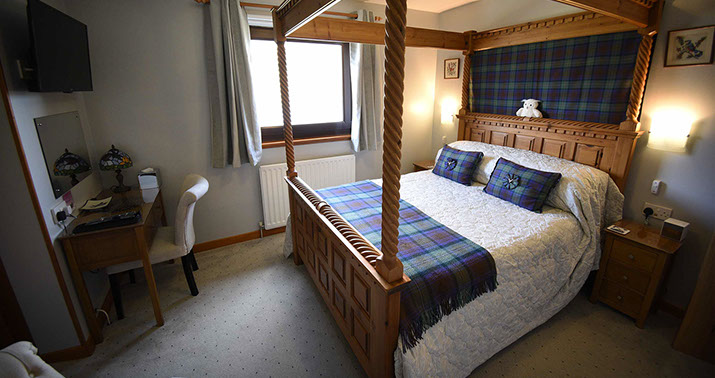 Four Poster Bed accommodation at bed and breakfast Loch Aluinn in Sconser