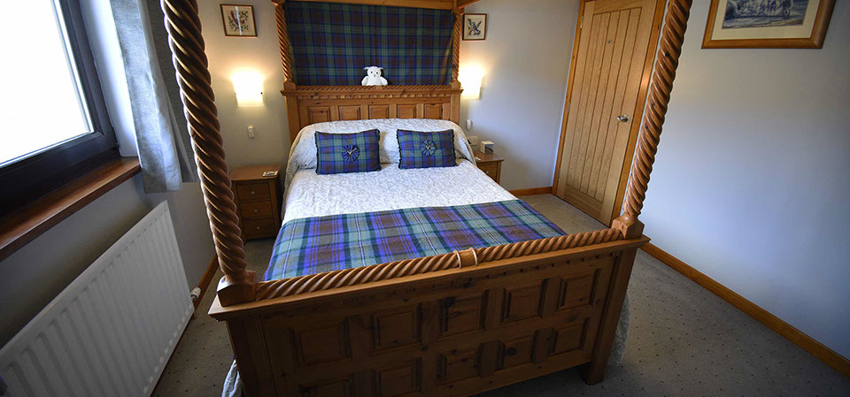 Four Poster Bed and Breakfast accommodation at Loch Aluinn in Sconser suite