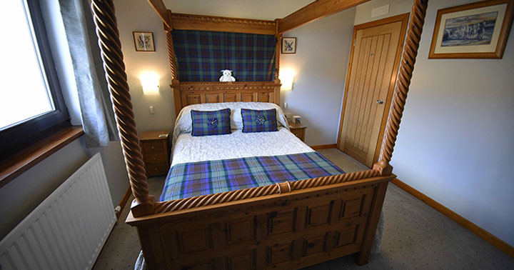 Four Poster Bed and Breakfast accommodation at Loch Aluinn in Sconser suite