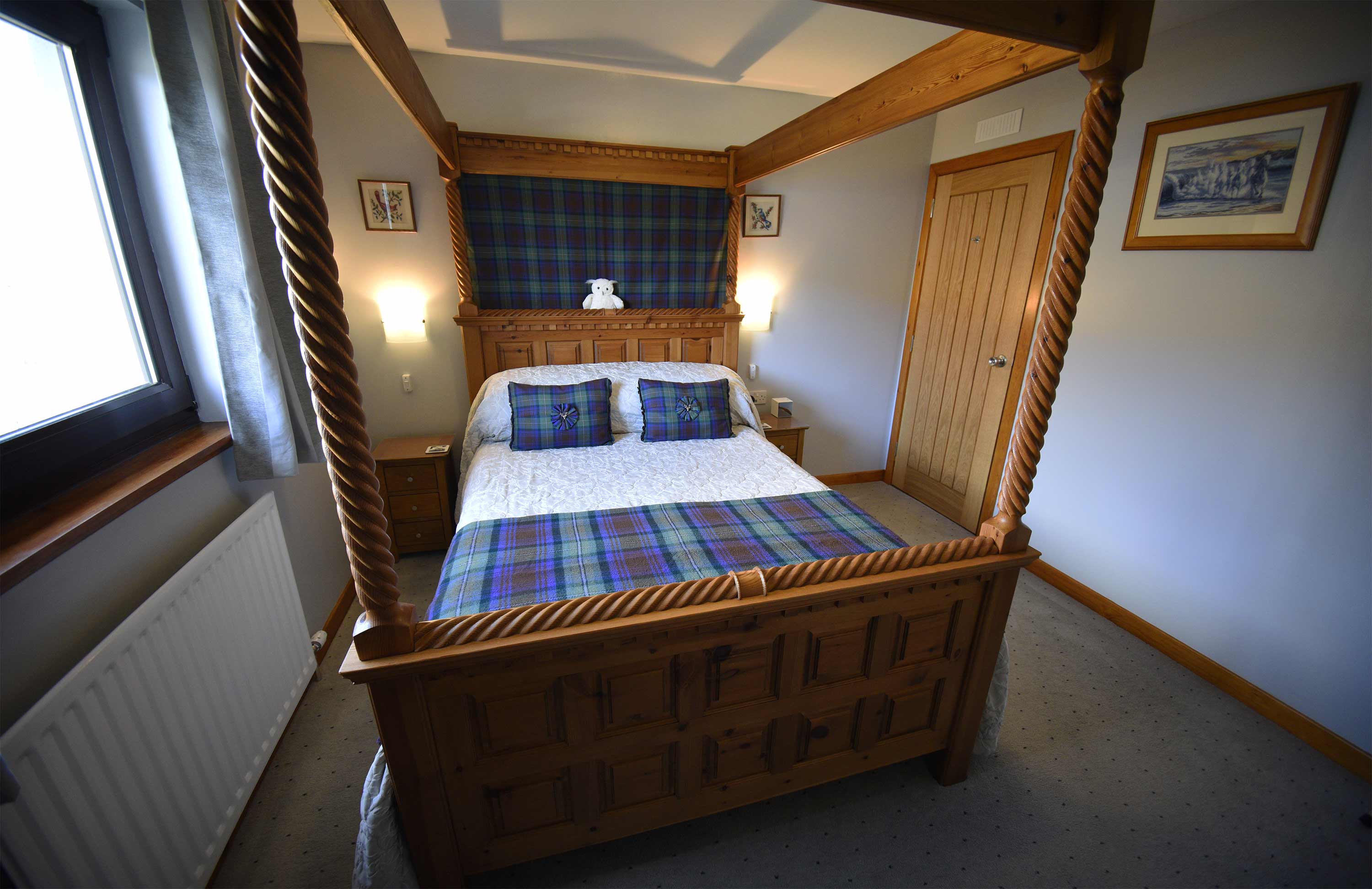 Taransay House Luxury Bed and breakfast contains a spacious restaurant with fresh seafood and great Scottish Cuisine