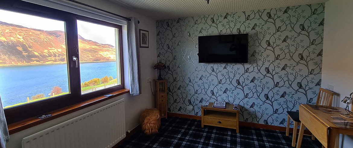 Loch Aluinn is a bed and breakfast accommodation with sea views